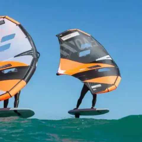 Deux pratiquants de wingfoil