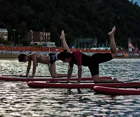 Séance de SUP fitness au coucher du soleil