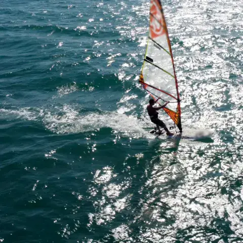 Vue aérienne d'un windsurfeur en navigation