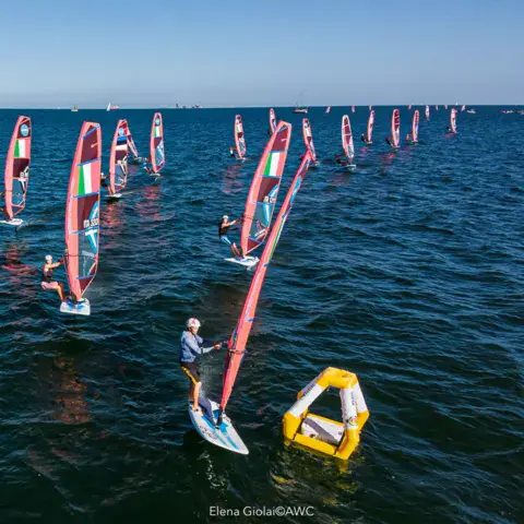 Flotte de windsurfeurs en régate