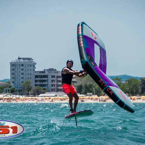 Pratiquant de wing foil devant la côte de Riccione