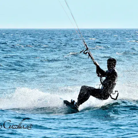 Kitesurfeur en navigation par vent modéré