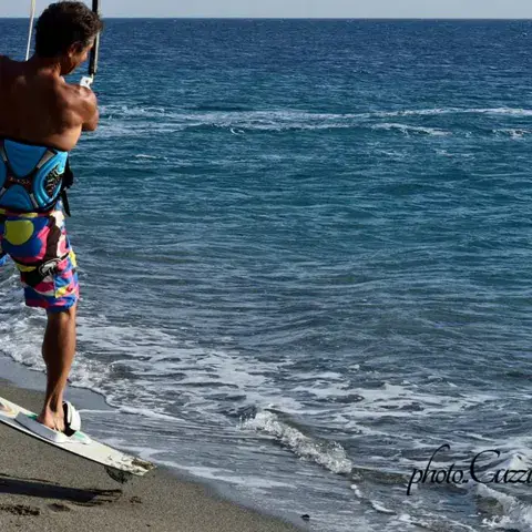 Kitesurfeur au départ de la plage
