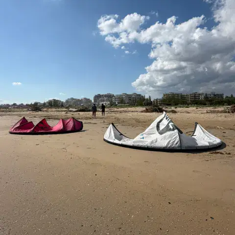 Ailes de kitesurf posées sur la plage de Termoli