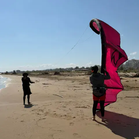 Initiation au pilotage de l'aile de kitesurf sur la plage