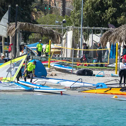 La plage du club avec les planches à voile