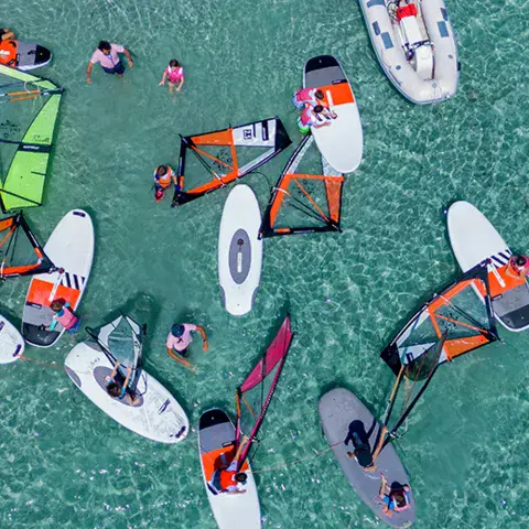 Vue aérienne d'un cours de planche à voile