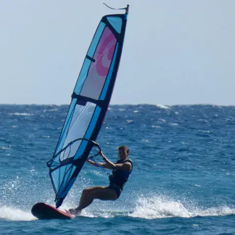 Windsurfeuse dans le clapot