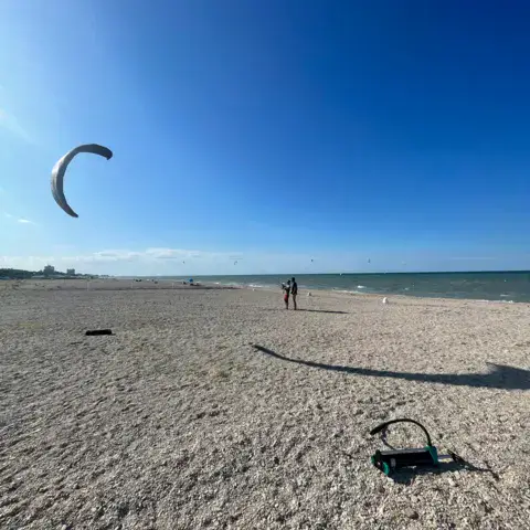 Aile de kitesurf dans le ciel au-dessus de la plage