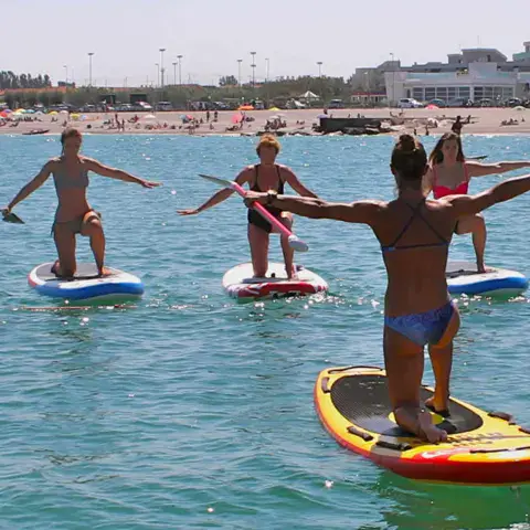 Séance de SUP yoga en mer près de la plage de Fano