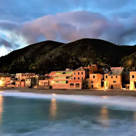 La baie de Varigotti au crépuscule