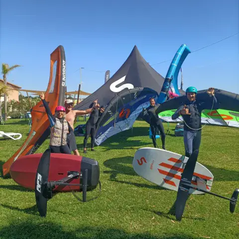 Groupe avec le matériel de wing sur la pelouse