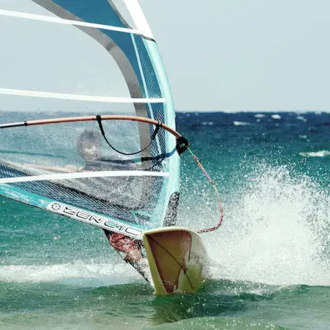Windsurfeur dans les éclaboussures