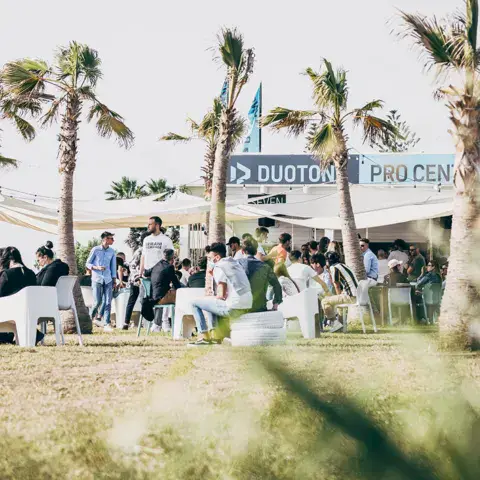Zone lounge sous les palmiers du centre