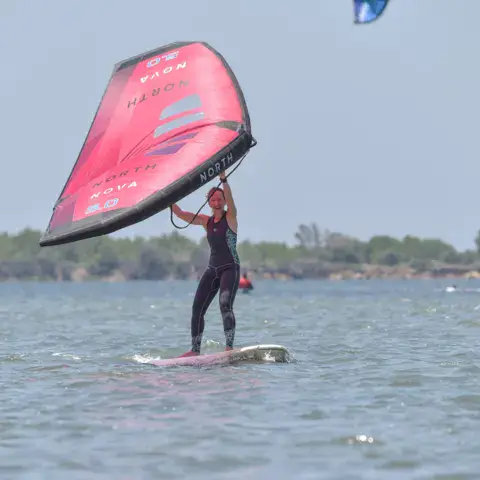 Wing foil dans la lagune