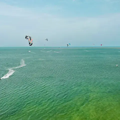 Kitesurfeurs sur l'eau peu profonde de la lagune, vue de drone