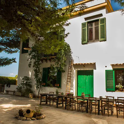 Cour et terrasse de la Villa Vajarassa