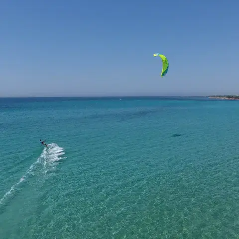 Kitesurfeur en eau turquoise, vue aérienne