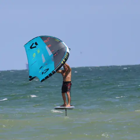 Pratiquant de wing foil sur l'eau