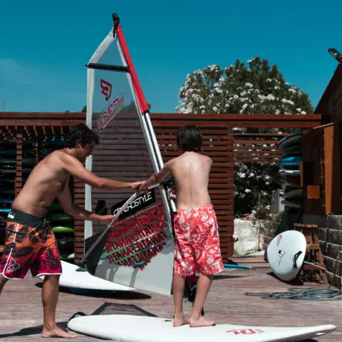 Préparation du matériel de windsurf avant le cours