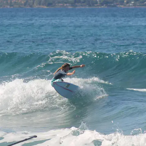 Surfeur sur une vague