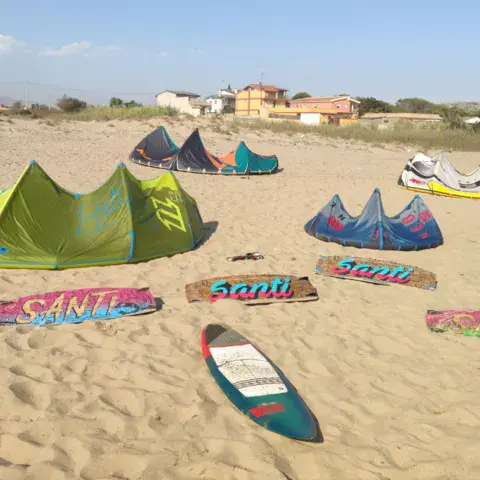 Kites et planches préparés sur la plage