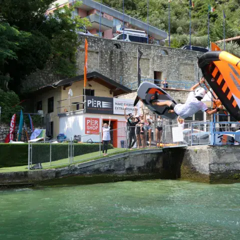 Le centre nautique vu du lac, avec une aile qui décolle
