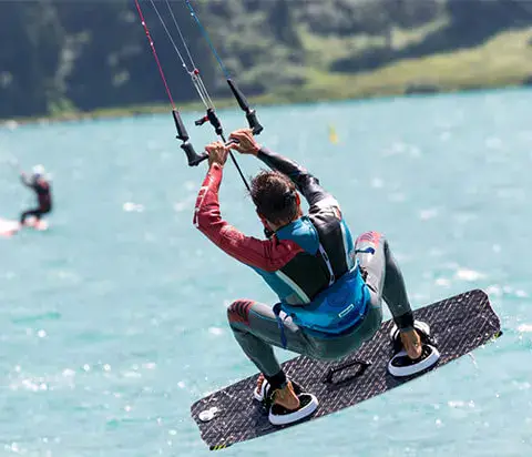 Kitesurfeur sur sa planche en pleine navigation