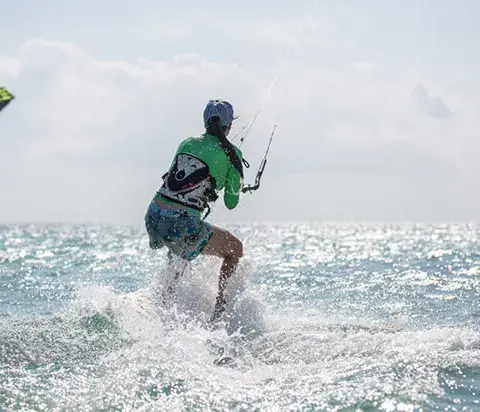 Kitesurfeur sur le lac par vent soutenu