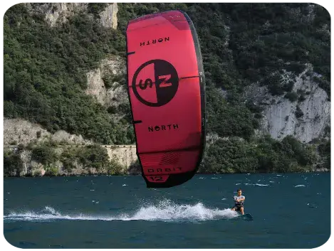 Kitesurfeur devant les falaises du lac