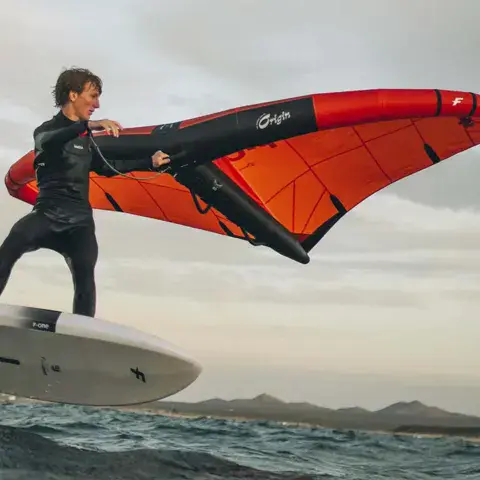 Wingfoiler en navigation
