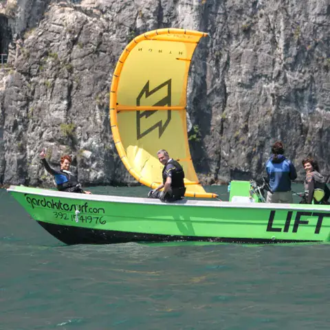 Bateau de lift au pied de la falaise