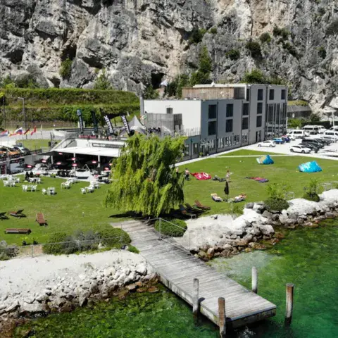 Vue aérienne de la base et de la pelouse au bord du lac
