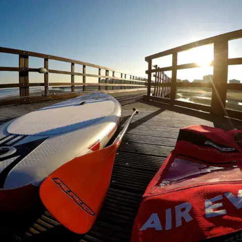 Matériel de windsurf et de SUP sur un ponton