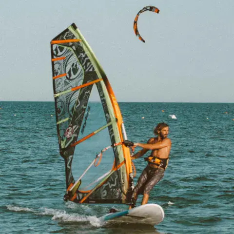 Windsurf en eau plate