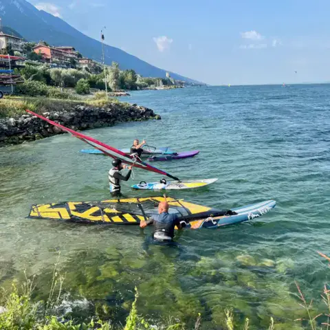 Planchistes au départ de plage devant Malcesine
