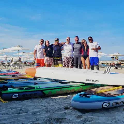 Équipe sur la plage avec les planches de SUP
