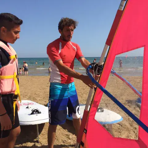 Moniteur et élève lors d'un cours de windsurf