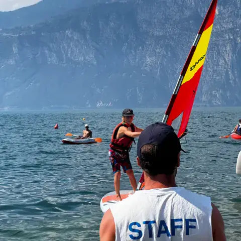 Moniteur et élèves en stand up paddle sur le lac