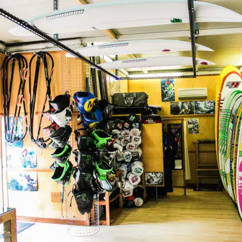 Intérieur du magasin : trapèzes, accessoires et planches