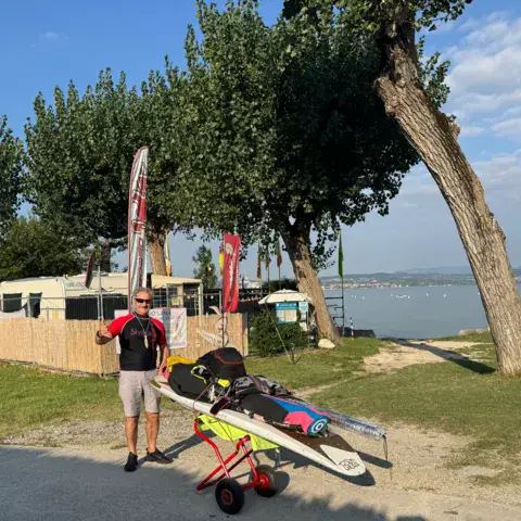 Matériel de windsurf sur la plage de Sirmione