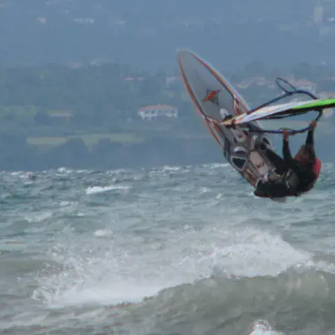 Planchiste en saut sur les vagues du lac