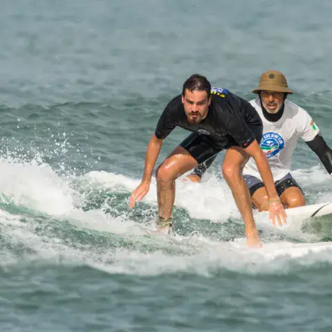 Surf à deux sur une vague