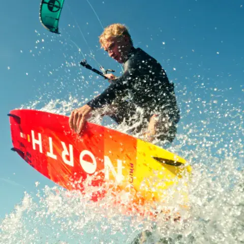 Kitesurfeur en action avec une planche North