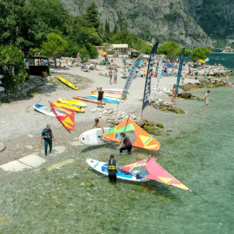 Planches à voile sur la plage de galets de Limone