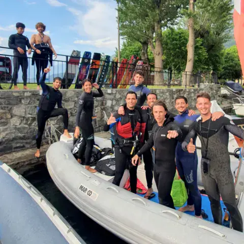 Kiters équipés en combinaison à côté du bateau de lift