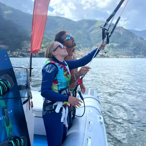 Élèves et instructeur à bord du bateau d'assistance avec un kite en vol
