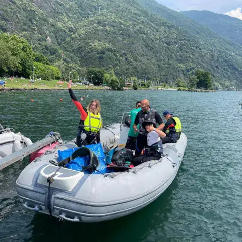 Bateau pneumatique de lift avec un groupe de kitesurfeurs