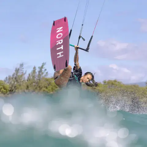 Kitesurfeur dans une vague, kite North