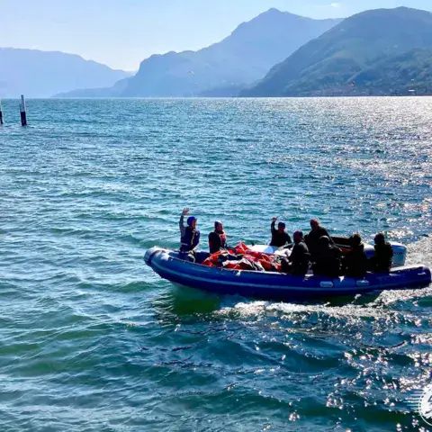 Bateau de lift avec les kiters sur le lac de Côme